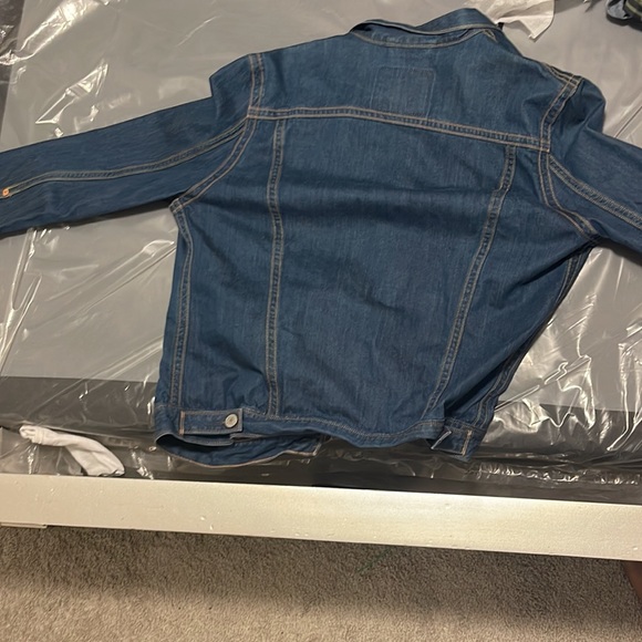 Brand new Levi’s jean jacket only worn once because I have long arms - Picture 3 of 3